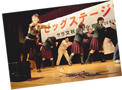 2007年中村学園文化祭 学生と一緒に自作の健康体操